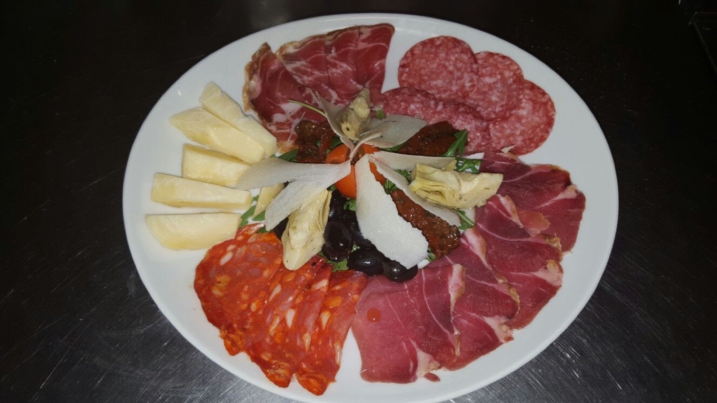Antipasto Italiano mit Salami, Schinken, Käse, Artischocken und Oliven